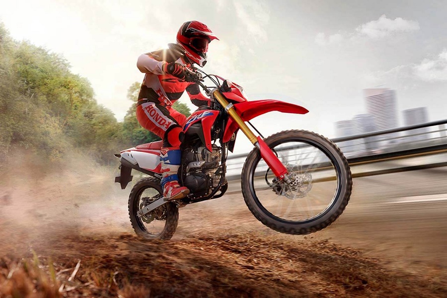 Melintasi Batas: Motorcross Dan Keceriaan Di Balik Aksi Berani