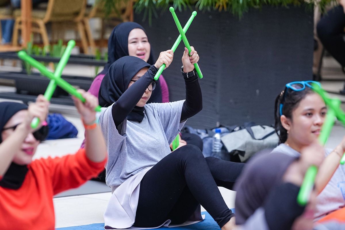 Sedang Hits Olahraga Pound Fitness Menggunakan Stik Drum