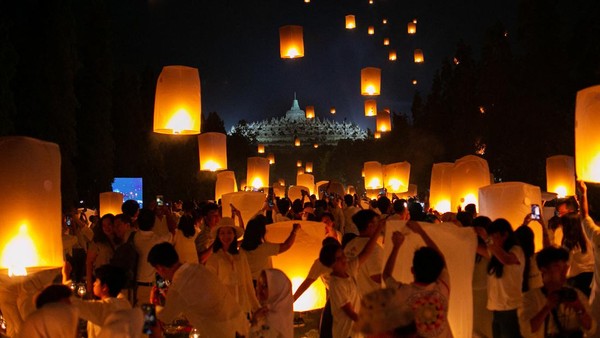 Festival Lentera Waisak: Simbol Pencerahan Buddha