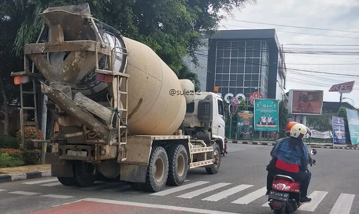 Sebuah Truk Molen Atau Kendaraan Pencampur Beton