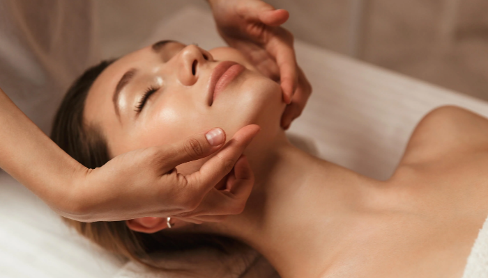 Face Massage Memberikan Manfaat Luar Biasa Bagi Wajah!