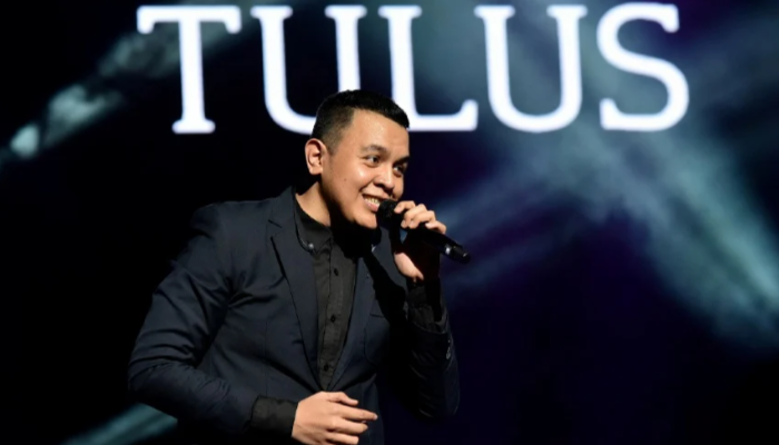 Penyanyi Tulus Membawakan Lagu Dengan Sangat Menawan