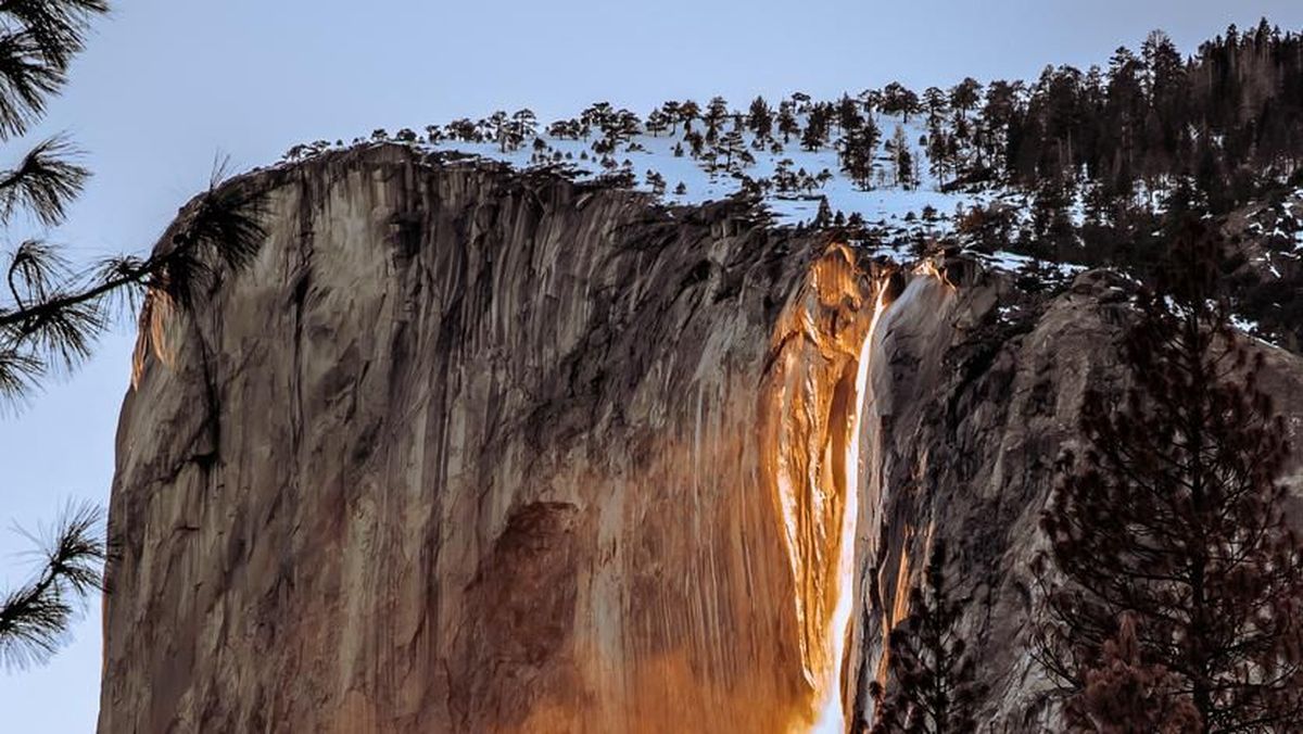 Fenomena Air Terjun Horsetail Tampak Seperti Lava Menyala