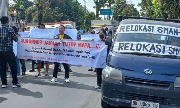 Orangtua Siswa SMA 5 Pematangsiantar Unjuk Rasa, Tuntut Relokasi Sekolah Rusak