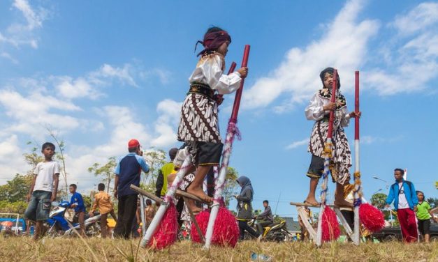 Egrang Permainan Tradisional Unik Dan Populer Di Indonesia
