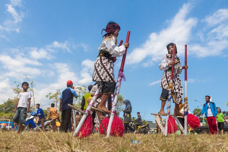 Egrang Permainan Tradisional Unik Dan Populer Di Indonesia